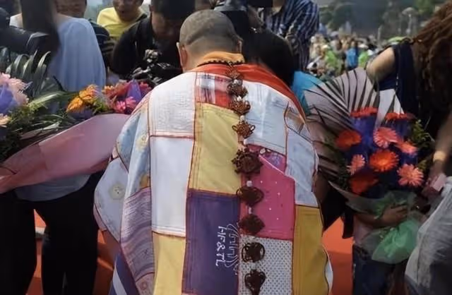 2011年,身披百家愛心百衲衣的高僧,當初為何會被冠以「污名」