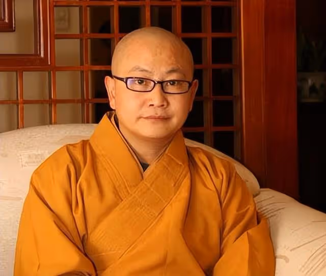 2011年，身披百家愛心百衲衣的高僧，當初為何會被冠以「污名」