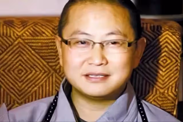 2011年，身披百家愛心百衲衣的高僧，當初為何會被冠以「污名」
