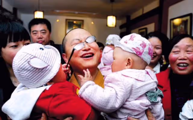 2011年,身披百家愛心百衲衣的高僧,當初為何會被冠以「污名」