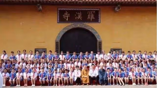 2011年,身披百家愛心百衲衣的高僧,當初為何會被冠以「污名」