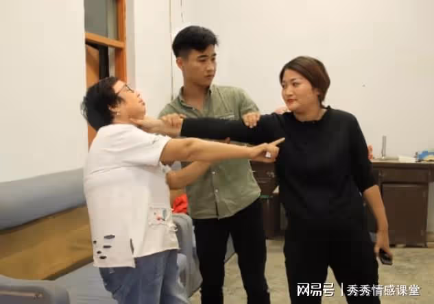 婆婆:咱家有家規,女人不能上桌吃飯,兒媳冷笑:那你也別上桌