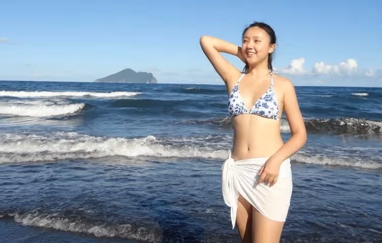 王仁甫17歲愛女比基尼燦笑戲水！釣出開明媽季芹誇「太辣了」