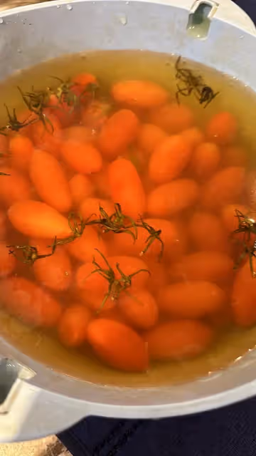 郁方用1物清洗小番茄　洗完水瞬間變黃嚇壞