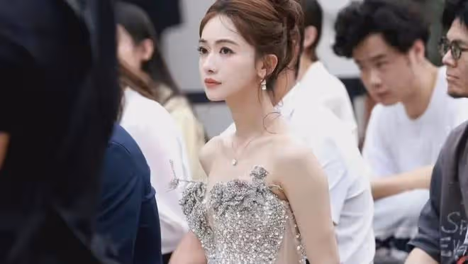 吳謹言成都佛羅倫斯小鎮照片， 氣質優雅絕美
