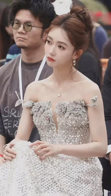 吳謹言成都佛羅倫斯小鎮照片， 氣質優雅絕美
