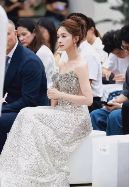 吳謹言成都佛羅倫斯小鎮照片， 氣質優雅絕美