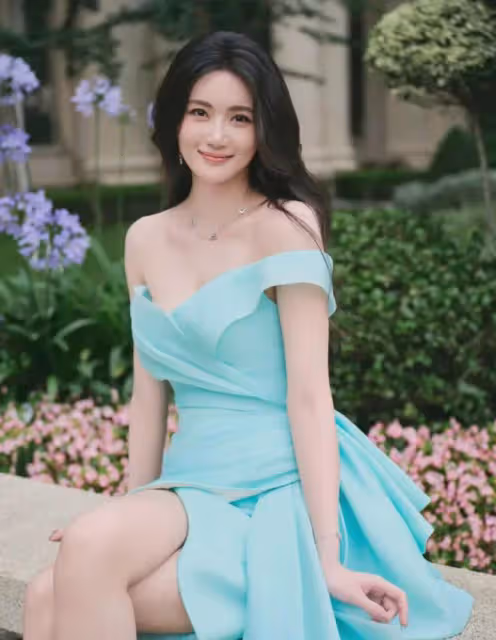 趙昕驚艷照片，藍色抹胸連衣裙勾勒完美曲線，撩裙瞬間魅力四射！