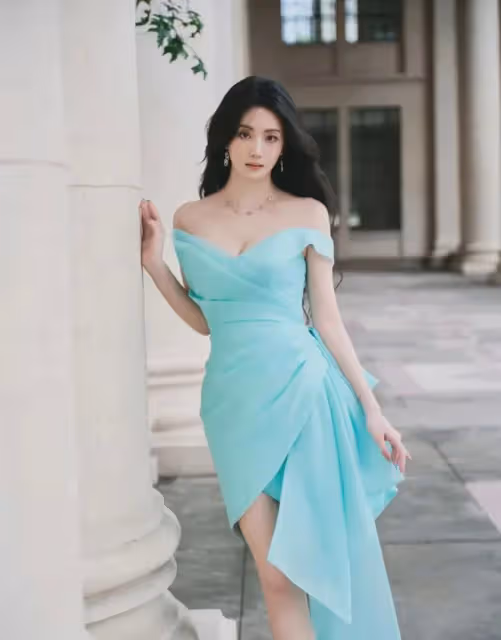 趙昕驚艷照片，藍色抹胸連衣裙勾勒完美曲線，撩裙瞬間魅力四射！