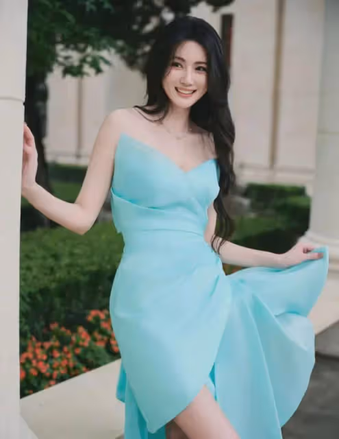 趙昕驚艷照片，藍色抹胸連衣裙勾勒完美曲線，撩裙瞬間魅力四射！