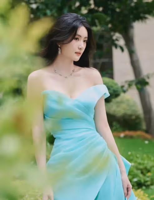 趙昕驚艷照片，藍色抹胸連衣裙勾勒完美曲線，撩裙瞬間魅力四射！