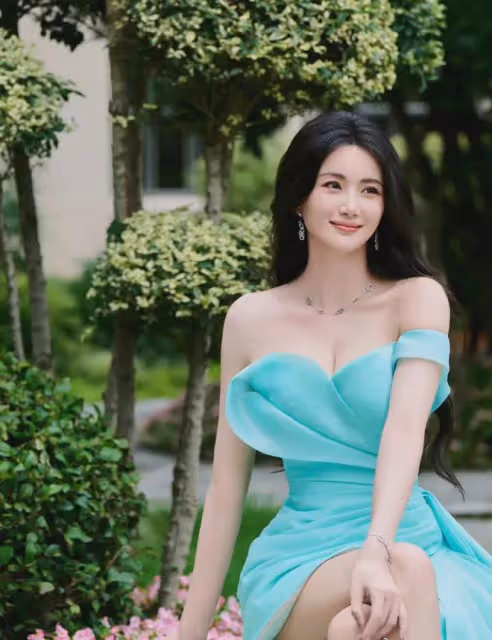 趙昕驚艷照片，藍色抹胸連衣裙勾勒完美曲線，撩裙瞬間魅力四射！