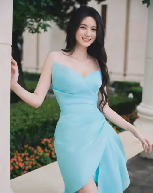 趙昕驚艷照片，藍色抹胸連衣裙勾勒完美曲線，撩裙瞬間魅力四射！