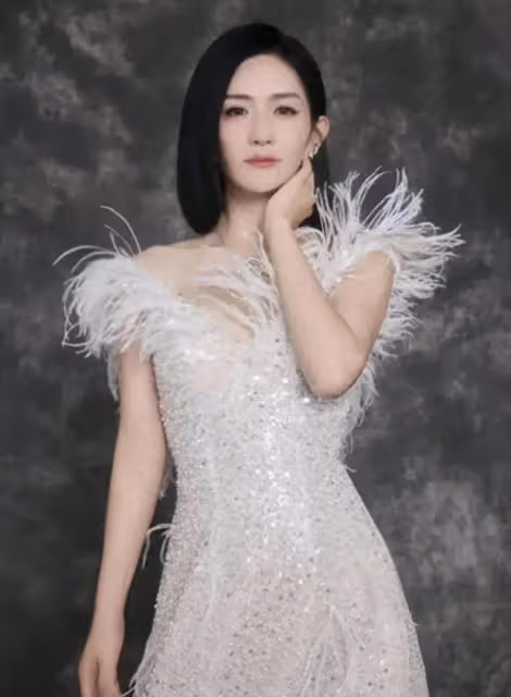 "娜姐深V來襲，是段子還是性感警報？網友：我全都要！"