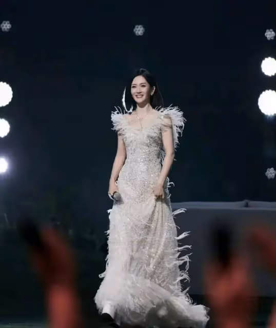 "娜姐深V來襲，是段子還是性感警報？網友：我全都要！"