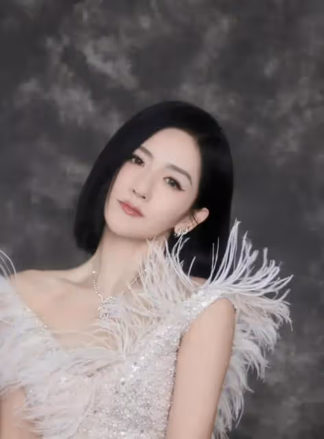 "娜姐深V來襲，是段子還是性感警報？網友：我全都要！"