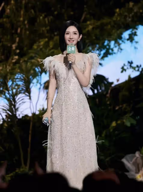 "娜姐深V來襲，是段子還是性感警報？網友：我全都要！"