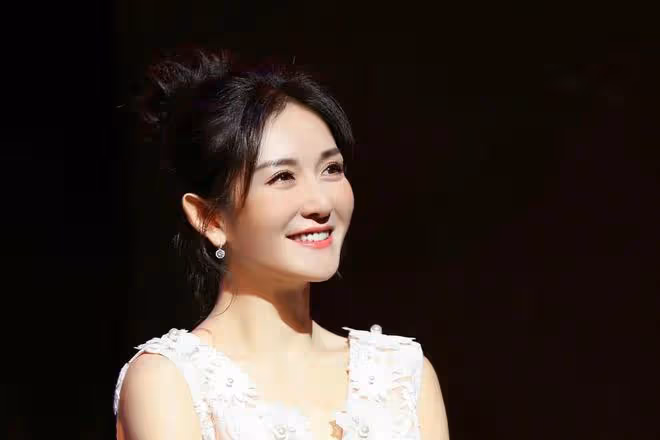 "娜姐深V來襲，是段子還是性感警報？網友：我全都要！"