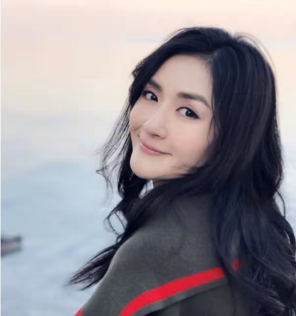 "娜姐深V來襲，是段子還是性感警報？網友：我全都要！"
