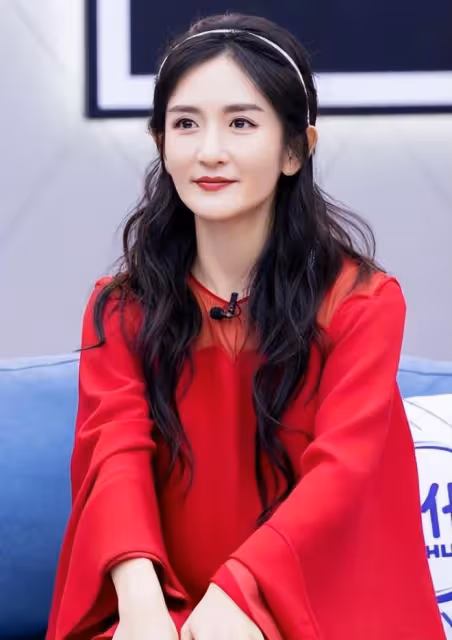 "娜姐深V來襲，是段子還是性感警報？網友：我全都要！"