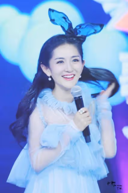 "娜姐深V來襲，是段子還是性感警報？網友：我全都要！"