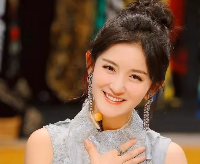 "娜姐深V來襲，是段子還是性感警報？網友：我全都要！"