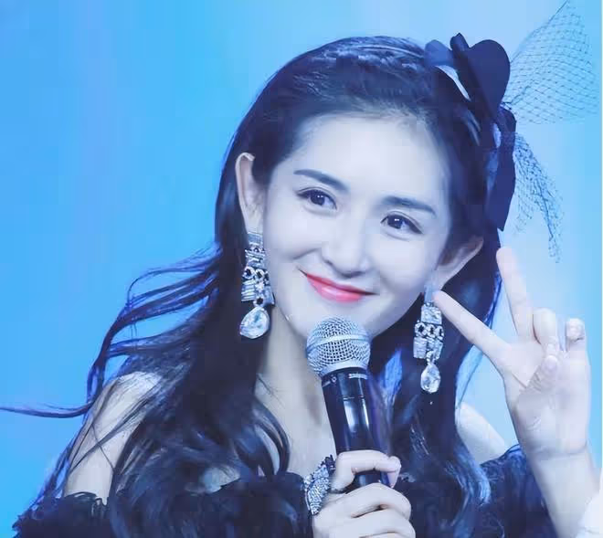 "娜姐深V來襲，是段子還是性感警報？網友：我全都要！"