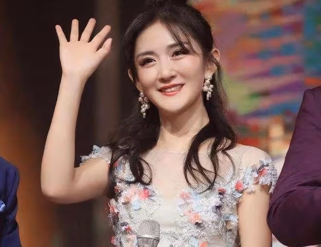 "娜姐深V來襲，是段子還是性感警報？網友：我全都要！"