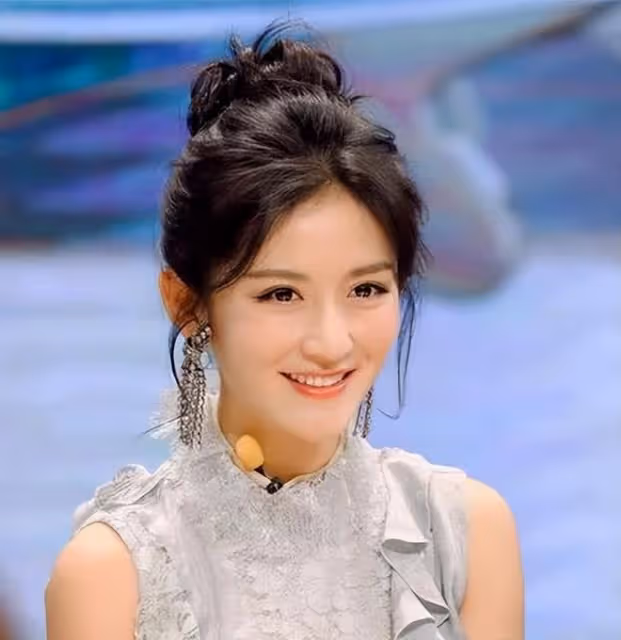 "娜姐深V來襲，是段子還是性感警報？網友：我全都要！"