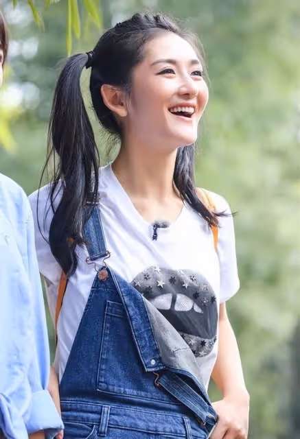 "娜姐深V來襲，是段子還是性感警報？網友：我全都要！"