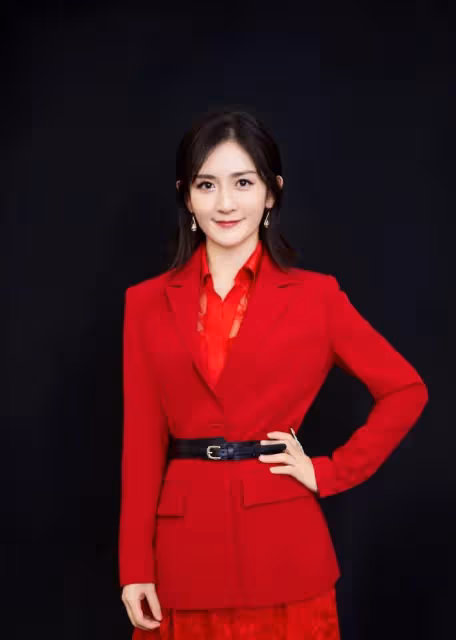 "娜姐深V來襲，是段子還是性感警報？網友：我全都要！"