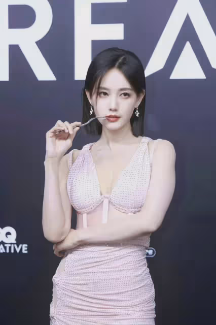李一桐身材被低估，穿淡粉色高開衩透視裙亮相 全場被腰臀比驚艷