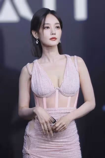 李一桐身材被低估，穿淡粉色高開衩透視裙亮相 全場被腰臀比驚艷