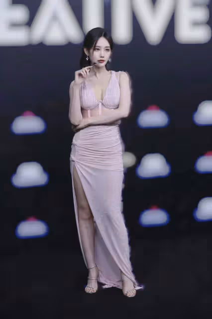 李一桐身材被低估，穿淡粉色高開衩透視裙亮相 全場被腰臀比驚艷