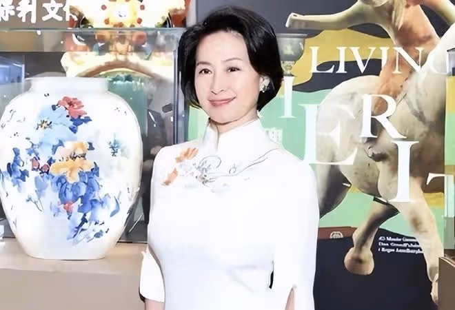 何超瓊董明珠罕見合照，穿改良旗袍端莊優雅，兩人促膝交談還喝酒