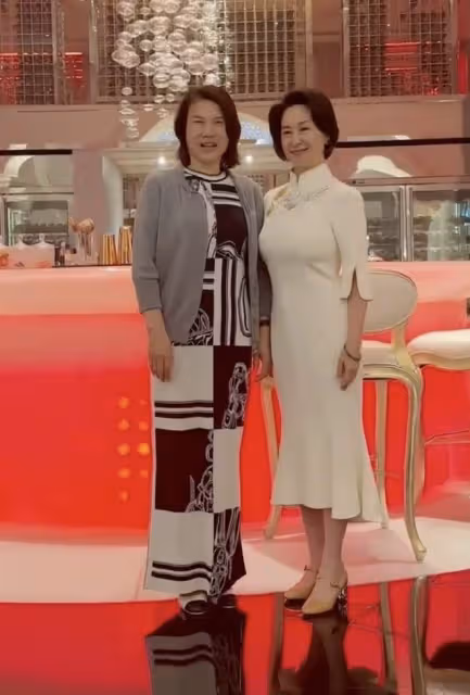 何超瓊董明珠罕見合照，穿改良旗袍端莊優雅，兩人促膝交談還喝酒