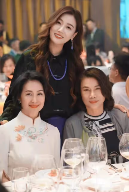 何超瓊董明珠罕見合照，穿改良旗袍端莊優雅，兩人促膝交談還喝酒