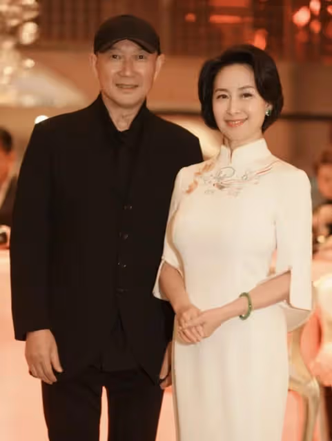 何超瓊董明珠罕見合照，穿改良旗袍端莊優雅，兩人促膝交談還喝酒