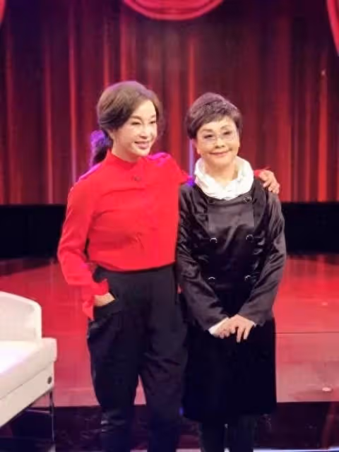 劉曉慶同框79歲李谷一，6歲之差宛如隔代，一個像女兒一個似媽媽