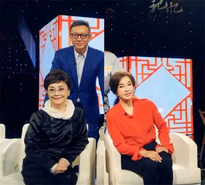 劉曉慶同框79歲李谷一，6歲之差宛如隔代，一個像女兒一個似媽媽