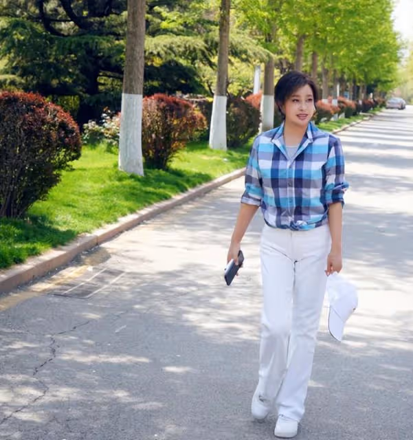 劉曉慶同框79歲李谷一，6歲之差宛如隔代，一個像女兒一個似媽媽