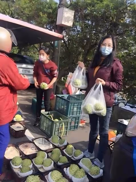 獨自擺攤賣釋迦！媽頂寒風冒雨撐生計，驚見她「往紙箱塞奶瓶」掀開一看：讓人鼻酸