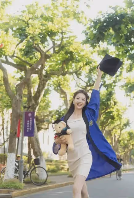 馮琳復旦畢業！穿杏色緞面裙，戴珍珠耳釘，優雅到骨子裡