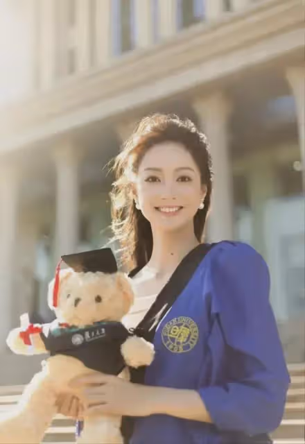馮琳復旦畢業！穿杏色緞面裙，戴珍珠耳釘，優雅到骨子裡