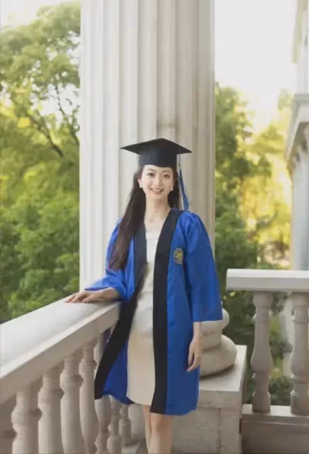 馮琳復旦畢業！穿杏色緞面裙，戴珍珠耳釘，優雅到骨子裡