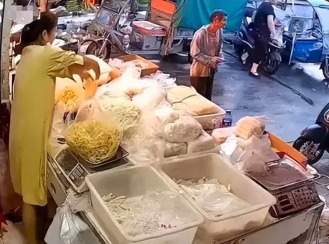 吃霸王餐9年!陌生老人「手繪假鈔買麵」老闆不戳破,某天再也等不到他「真相令人淚崩」!