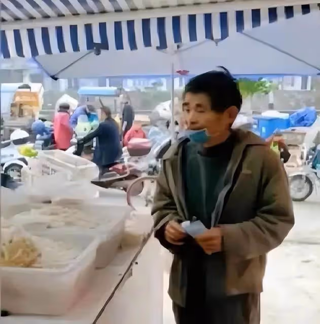 吃霸王餐9年!陌生老人「手繪假鈔買麵」老闆不戳破,某天再也等不到他「真相令人淚崩」!