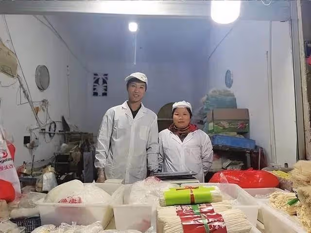 吃霸王餐9年!陌生老人「手繪假鈔買麵」老闆不戳破,某天再也等不到他「真相令人淚崩」!