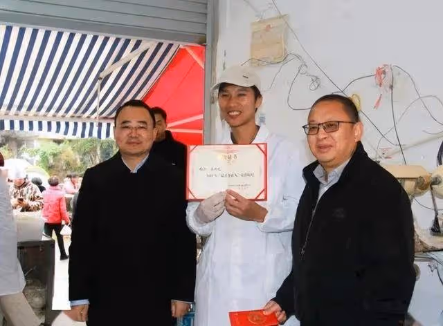 吃霸王餐9年!陌生老人「手繪假鈔買麵」老闆不戳破,某天再也等不到他「真相令人淚崩」!