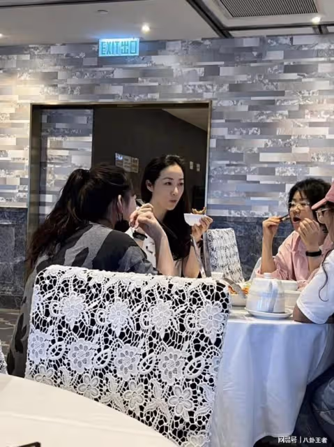 韓雪老公正臉首曝光!一家三口多次被拍,大18歲老公頭髮斑白像爺孫